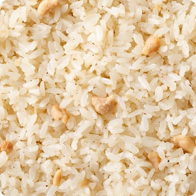 誰でも簡単に安定した品質で店舗で炒め調理ができるベースチャーハンです。冷凍のまま炒めることができ、炒めることで本格的な香りと味わいが感じられます。鶏ガラ、干し貝柱を使った自社製スープで下味をつけることで本格的な味わいに仕上がります。シンプルなベースなのでお店の調味料や具材を加えてアレンジが自由自在です。