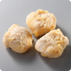 若鶏のむね肉を使用した唐揚げです。独自の製法によって、ジューシーな仕上がりになっております。むね肉本来の食感を活かせるように、繊維感にこだわりました。肉本来の味が感じられるように、シンプルな味付けとなっております。