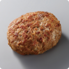 肉厚で手作り感のあるジューシーなハンバーグです。牛肉と豚肉を約８:２の割合で使用し、牛肉の風味と旨味を強調しました。肉で肉を包む独自の製造工程を採用し、ジューシーな肉汁と食感の違う外内層による食べた際のほぐれ感を実現。内層に独自技術のブイヨンジュレを配合することでジューシーなハンバーグに仕上げました。