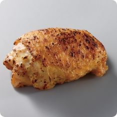 鶏もも肉を使用したチャーシューです。皮表面に醤油をつけた後、直火で炙り、香ばしく焼き上げました。しっとりした肉食感で、メニューを選ばずお使いいただけます。自然解凍するだけでもお使いいただけます。
