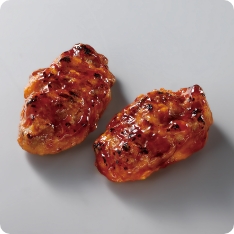 炭火で表面を香ばしく焼き上げた鶏つくねです。鶏肉を粗く挽くことで、肉粒感があり肉の味がしっかり感じられるように仕上げました。あらかじめたれを絡めた仕様で調理の手間を省き、使いやすさにも配慮。自然解凍するだけでもお使いいただけます。