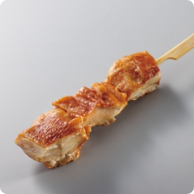 燻製した鶏もも肉を串に刺し、ワンハンドで食べやすく仕上げました。​リンゴチップを使って丁寧に肉をスモーク。燻製の香りと肉の弾力をいちどにお楽しみいただけます。​マルチオペレーション対応で調理の選択肢を増やし、使いやすさにも配慮しました。