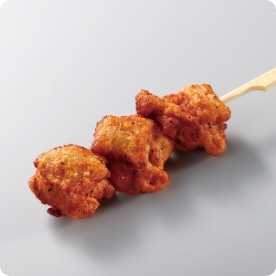 鶏もも肉を焼き上げて、ワンハンドで食べやすいよう串に刺しました。​唐辛子のほどよい辛さが食欲をそそります。隠し味ににんにくとごま油を加えました。​マルチオペレーション対応で調理の選択肢を増やし、使いやすさにも配慮しました。