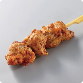 鶏もも肉を焼き上げて、ワンハンドで食べやすいよう串に刺しました。​シンプルな塩味に、黒胡椒でピリッとアクセントを効かせました。​肉の美味しさが引き立ちます。マルチオペレーション対応で調理の選択肢を増やし、使いやすさにも配慮しました。