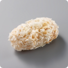 自社製のルーと宮城県蔵王産のミルクを使用して、なめらかなソースに仕上げたクリームコロッケです。オマール海老から抽出したエキスに自社製アメリケーヌソースを加えて、ビスク風のソースに仕上げました。独自技術により、時間が経ってもクリームのなめらかさが持続するよう仕上げました。サクッとした食感が続く、独自の衣を採用いたしました。