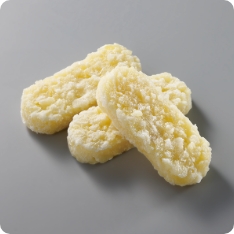 北海道産のじゃがいもを使用し、細かくカットしたじゃがいもをスティック状に成形したポテトです。ファストフードやコンビニなど様々な業態で取り扱われている定番の人気メニューです。おつまみやガロニなど、幅広い食シーンで活用頂けます。