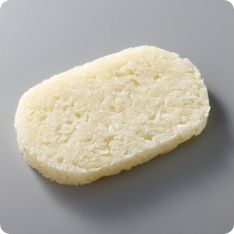 北海道産のじゃがいもを使用し、細かくカットしたじゃがいもを小判型に成形したポテトです。ファストフードやコンビニなど様々な業態で取り扱われている定番の人気メニューです。パンに挟んだり、ワンハンドでスナック感覚としてお召し上がり頂けます。