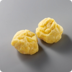 白身魚のすり身に豆乳を加えてふんわりなめらかな食感に仕上げました。タレに枕崎産かつおぶしのだしと利尻産昆布のこんぶエキスを入れて、風味豊かに仕上げました。衣付き商品なので、揚げるだけの簡単調理です。手間をかけずに提供することができます。