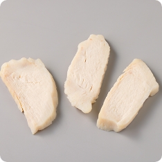 鶏むね肉の素材そのままの味が感じられる、しっとりした食感のサラダチキンです。薄い味付けなので様々なソースアレンジ・トッピングでご活用ください。