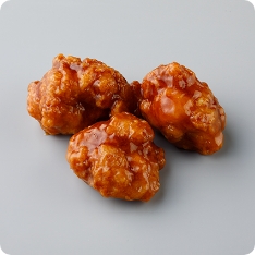 若鶏のもも肉の唐揚げを、アセロラピューレー入りですっきりとした酸味に仕上げた特製タレで和えました。​時間が経ってもタレの照りツヤを維持し、衣もべちゃつきにくい仕様です。​自然解凍でも電子レンジで温めてもおいしく召し上がれます。