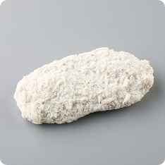 鶏むね肉を使用したチキンカツです。大葉・梅ソース・鶏むね肉を7層に重ねているので、カット断面がきれいな商品です。薄い層状になっているため、歯切れの良い食感です。※梅ソースを使用しています。