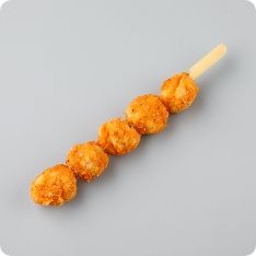 一口サイズのフライドチキンを串に刺し、ワンハンドで食べやすく仕上げました。黒胡椒が効いた味付けと、カリッとした衣食感が特長です。