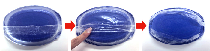 トレイの底面にあるとじ目（センターシール）の内側に手を入れて剥がす