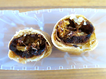 【春巻】 （熱のかかり過ぎにより中具が焦げている）