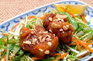 若鶏たれづけ唐揚げ　ベトナムサラダ風
