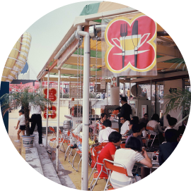 大勢の人でにぎわう「テラス日冷」