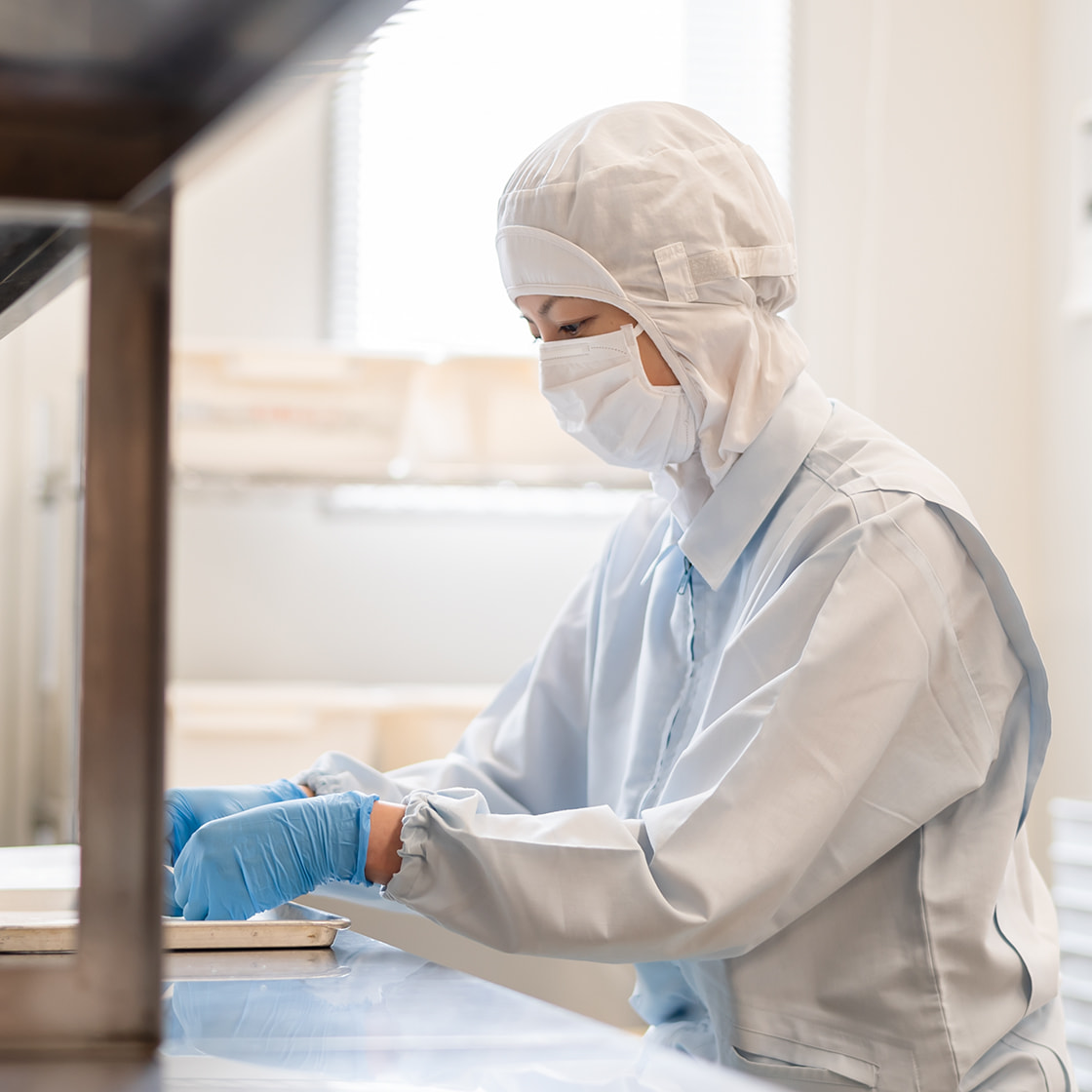 商品開発部 第一ユニット 中華・スナックグループ　手塚 文