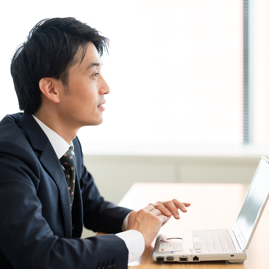 生産統括部 海外生産管理部 海外工場管理第一グループ　杉山 輝